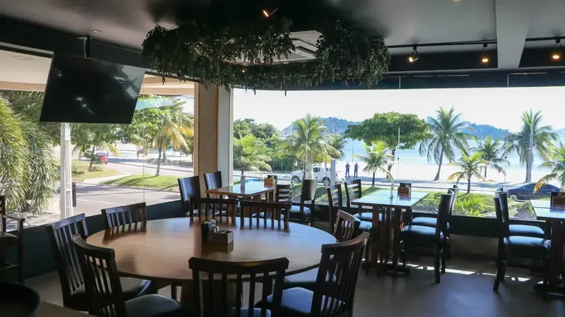 Salão com vista para a praia